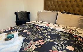 Grand Bleu - London - Next To Piccadilly Line Tube Station & Brand New Facilities