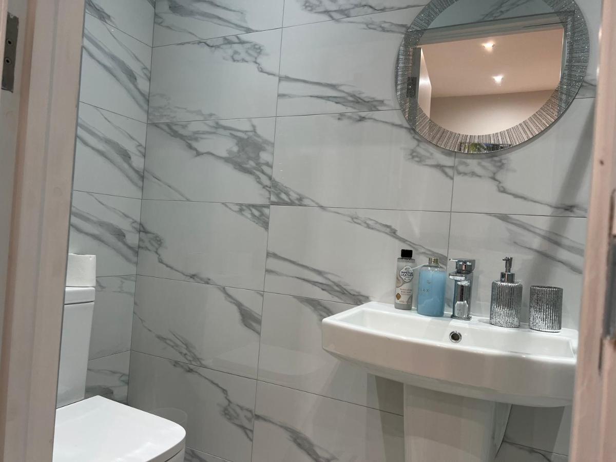 Grand Bleu - London - Next To Piccadilly Line Tube Station & Brand New Facilities Hotel Exterior photo